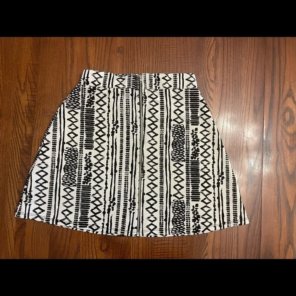 B Jewel Skirt Size Small - Picture 3 of 5